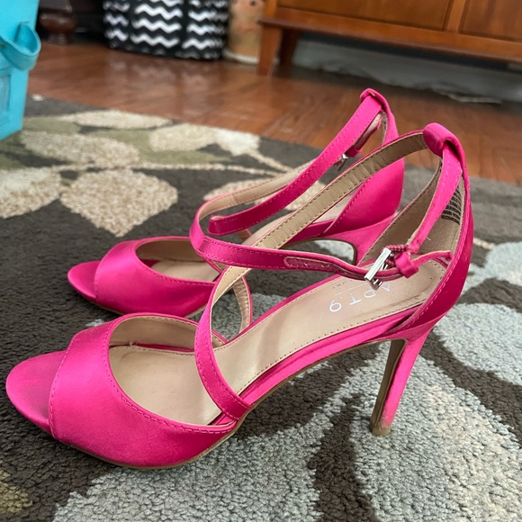 Pink high heels - Picture 2 of 10